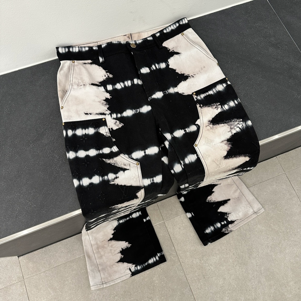 Louis Vuitton AW22 Tie Dye Carpenter Pants
Runway